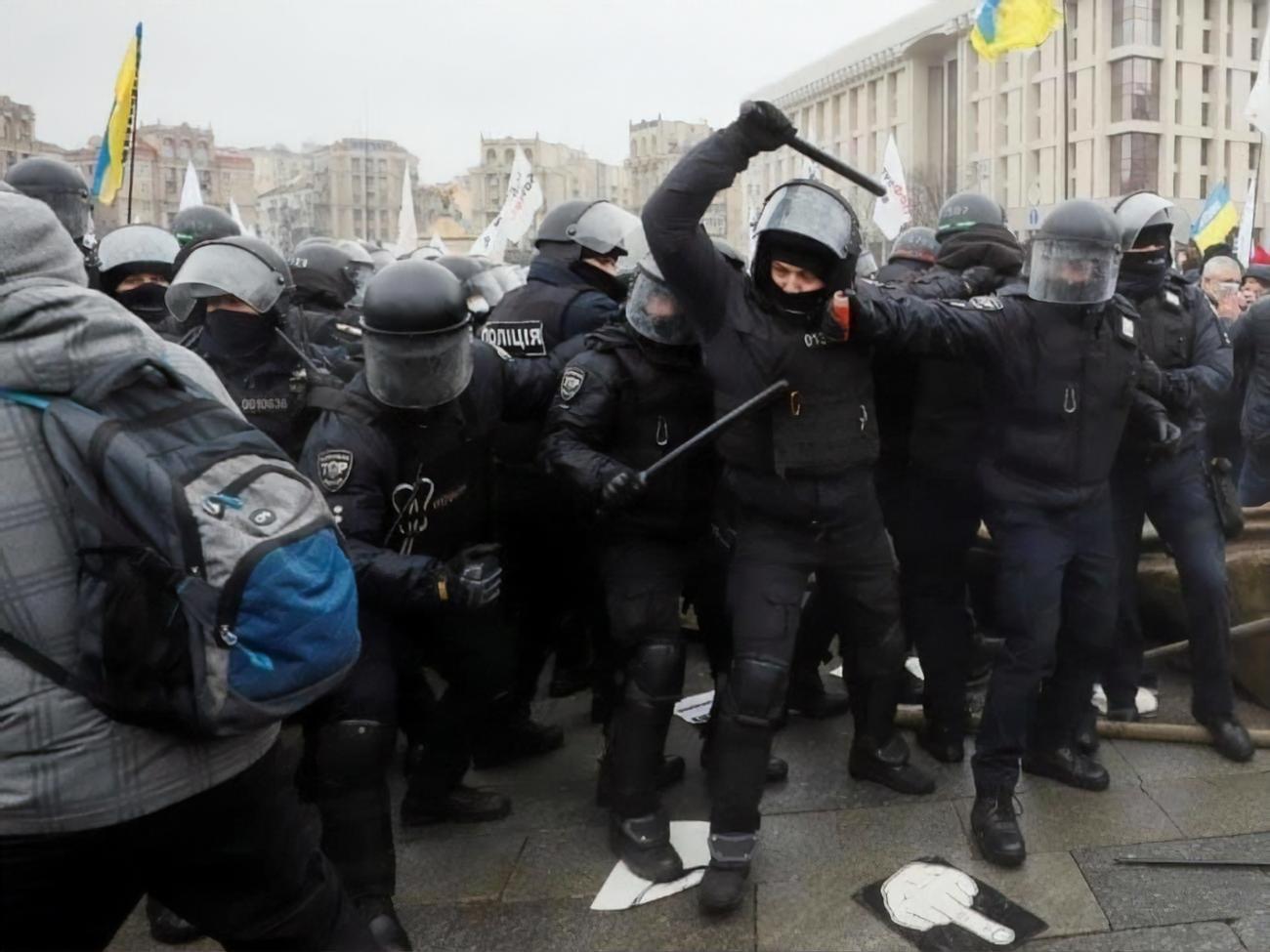 Димові шашки, кийки, газ, сутички. У Києві підприємці протестують проти карантину. Фоторепортаж
