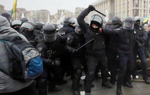 Димові шашки, кийки, газ, сутички. У Києві підприємці протестують проти карантину. Фоторепортаж