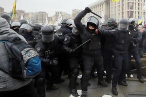 Дымовые шашки, дубинки, газ, столкновения. В Киеве предприниматели протестуют против карантина. Фоторепортаж