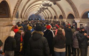 Тиснява в метро сталася в той час, коли в центрі Києва активно протестували підприємці (на фото – черга до ескалатора на станції "Золоті ворота")