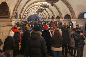 Тиснява в метро сталася в той час, коли в центрі Києва активно протестували підприємці (на фото – черга до ескалатора на станції "Золоті ворота")