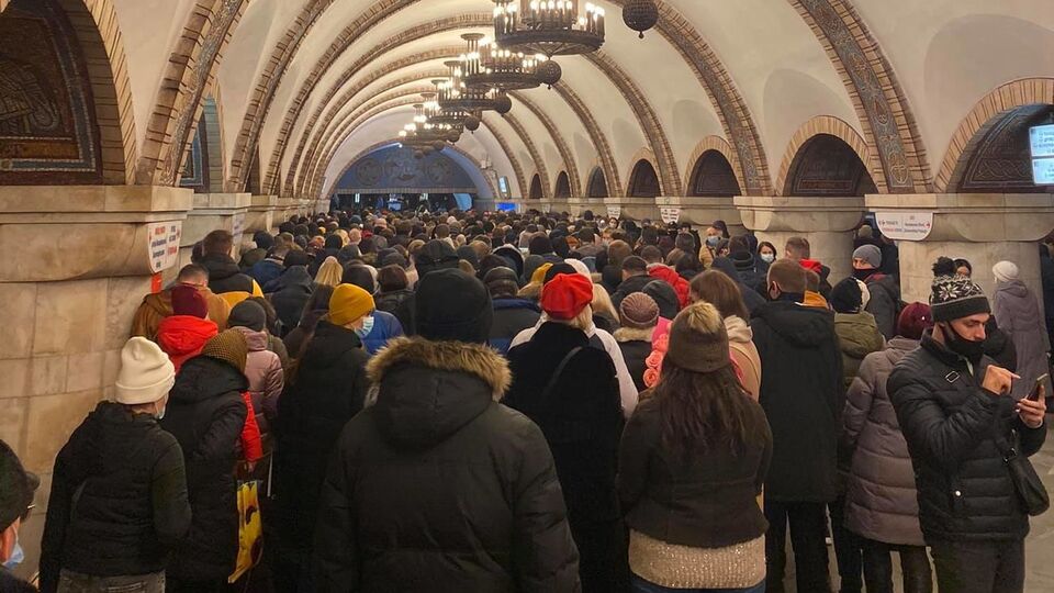 Тиснява в метро сталася в той час, коли в центрі Києва активно протестували підприємці (на фото – черга до ескалатора на станції "Золоті ворота")
