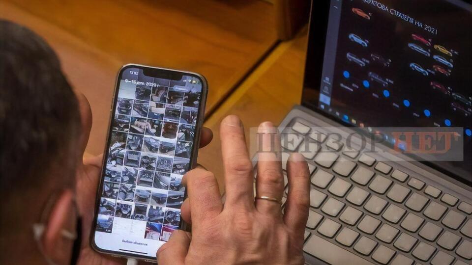 Нардеп в Раде рассматривал фотографии автомобилей