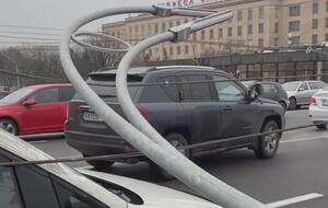 В Киеве из-за падения электроопор повреждено восемь машин