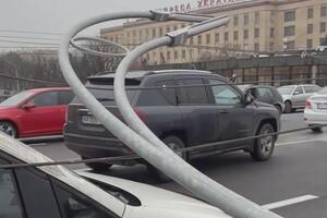 В Киеве из-за падения электроопор повреждено восемь машин