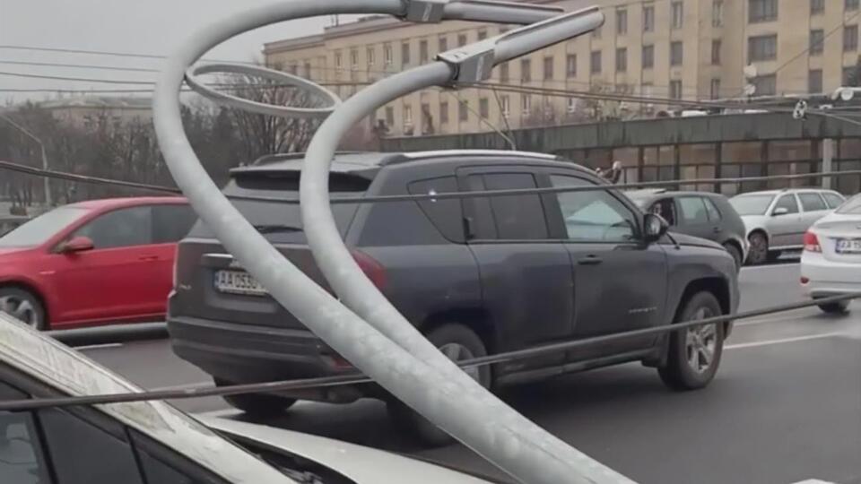 В Киеве из-за падения электроопор повреждено восемь машин
