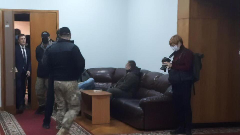 У будівлі облради були невідомі особи й поліція