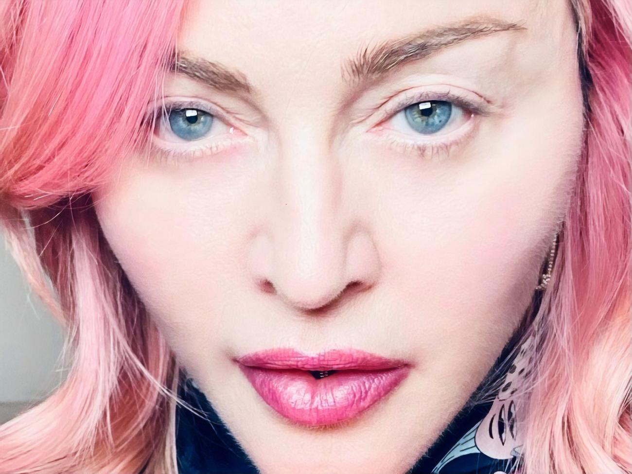 Мадонна поделилась портретными фотографиями темнокожих дочерей