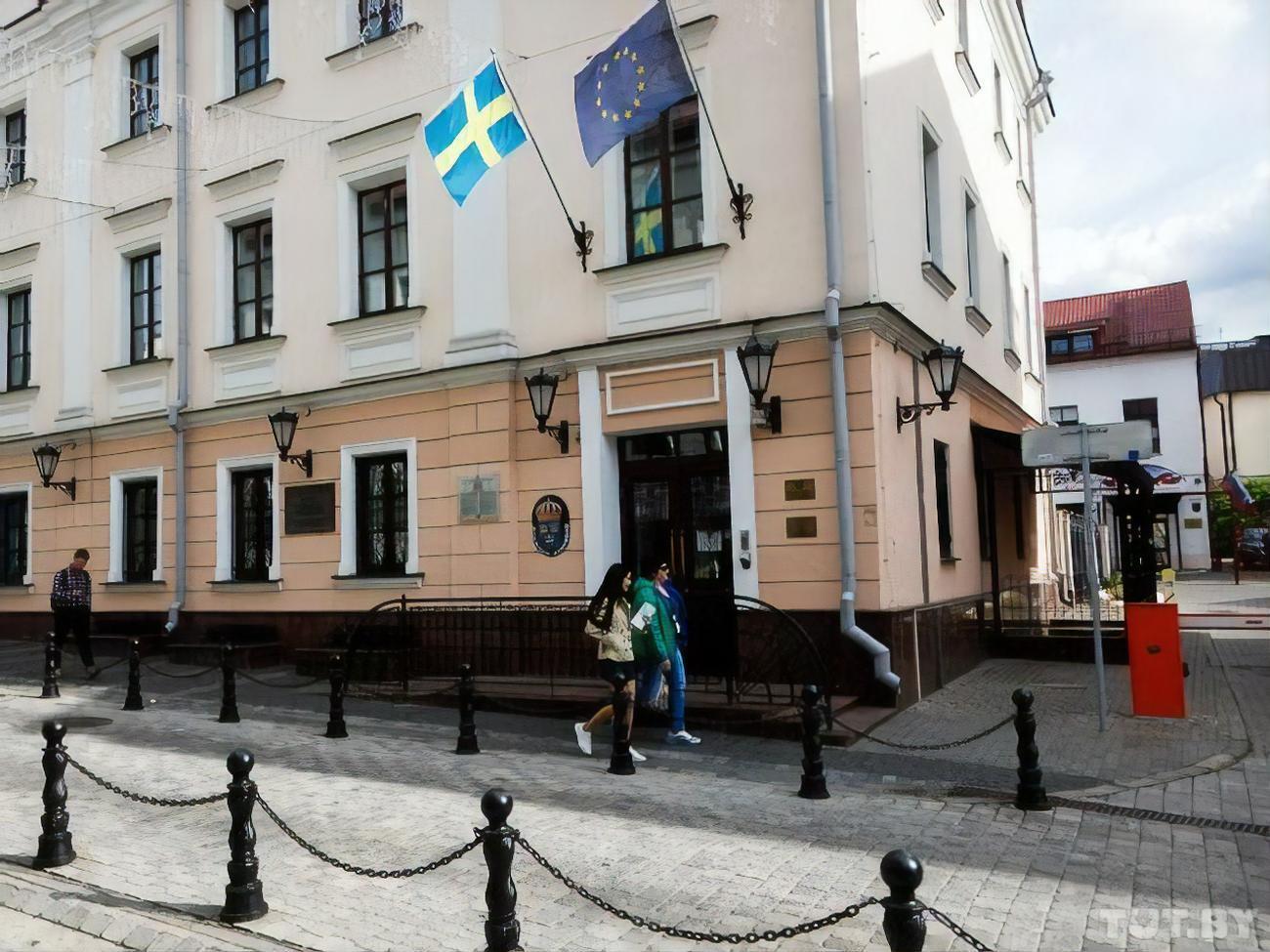 Як довго&nbsp;Кузнєчики пробудуть на території посольства Швеції, поки невідомо