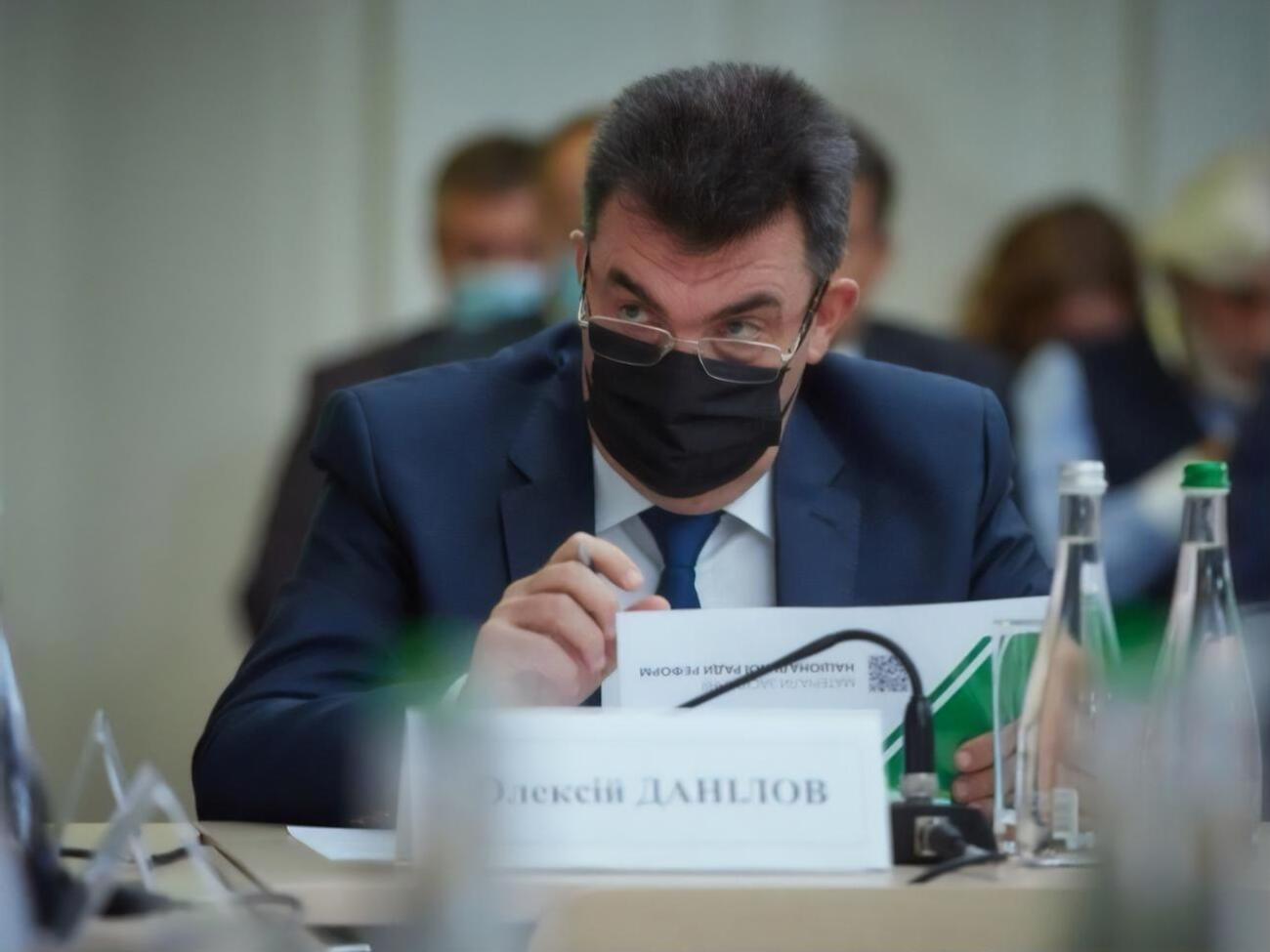 Данилов отметил, что ключевыми угрозами для Украины являются военная агрессия на Донбассе и временная оккупация Крыма