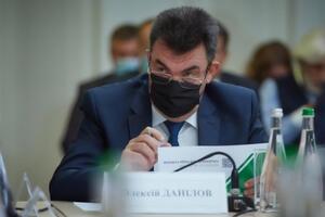 Данілов зазначив, що головними загрозами для України є військова агресія на Донбасі й тимчасова окупація Криму