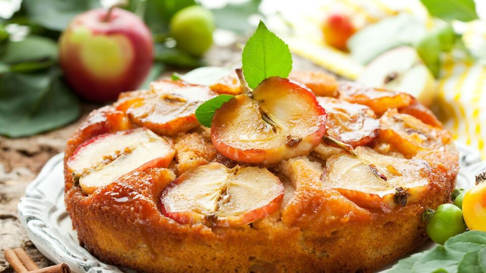 Для тарт татена понадобятся яблоки, приготовленные в карамели