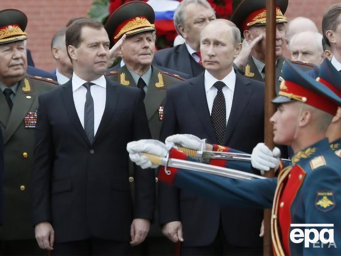 Медведев (слева) был президентом РФ в 2008&ndash;2012 годах, когда нынешний глава Кремля Путин был премьер-министром