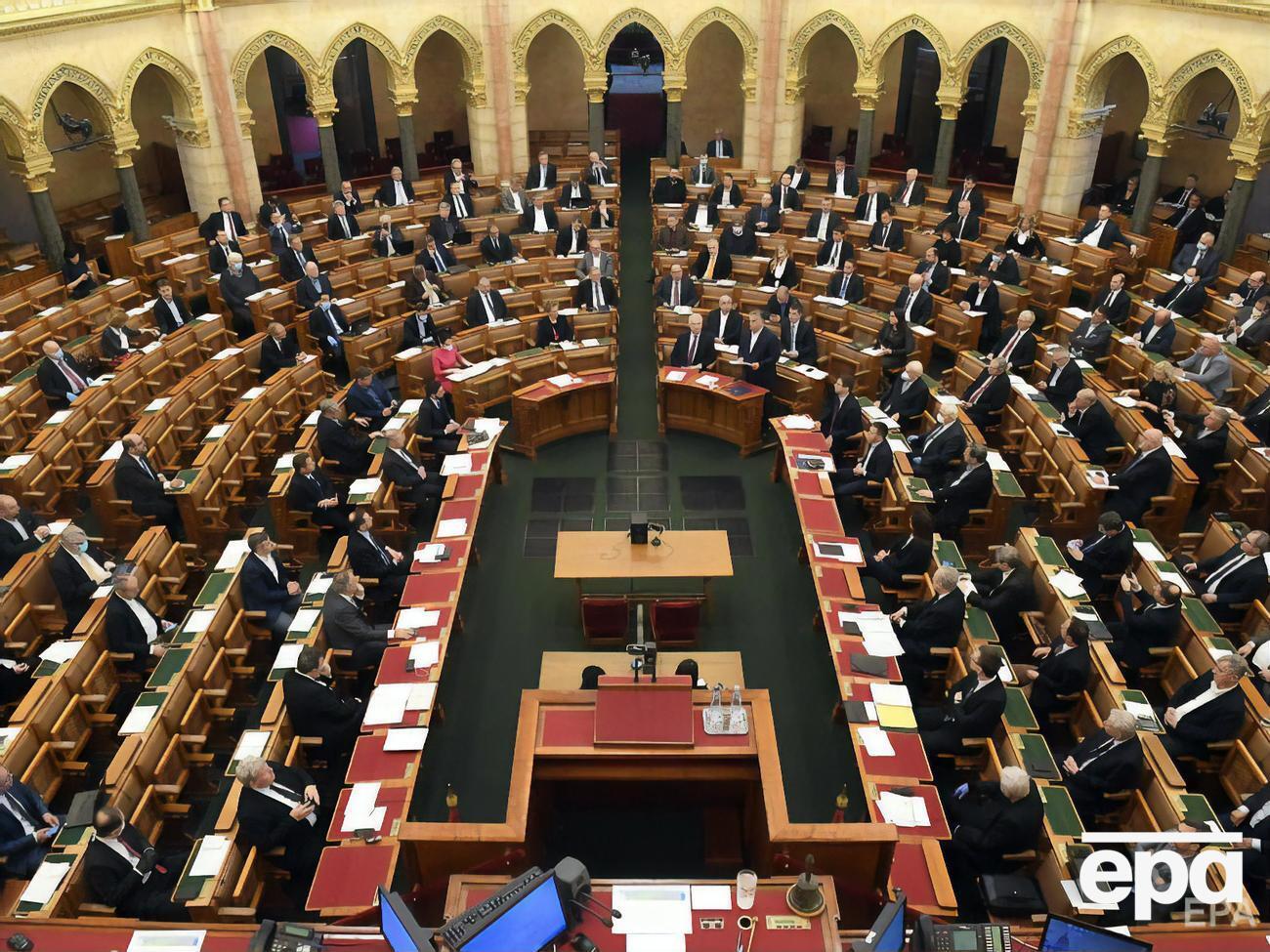 Парламент Венгрии принял поправки к конституции