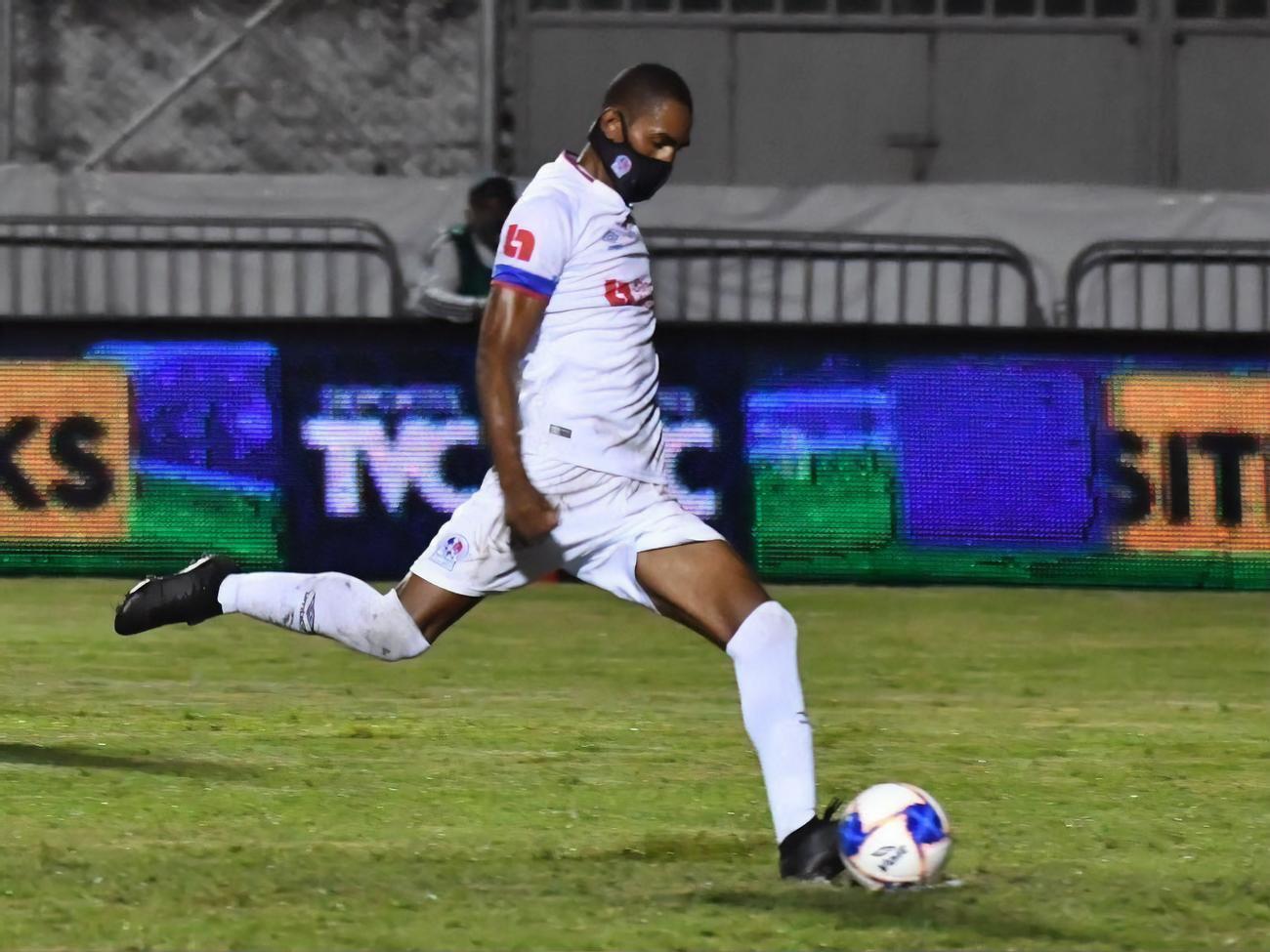 Бенгтсон выступает в маске со своим номером