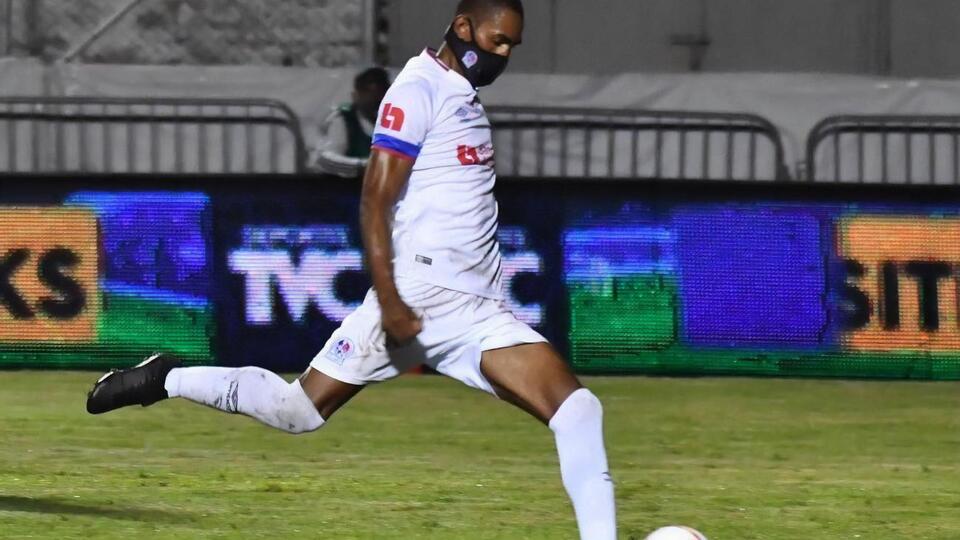 Бенгтсон выступает в маске со своим номером