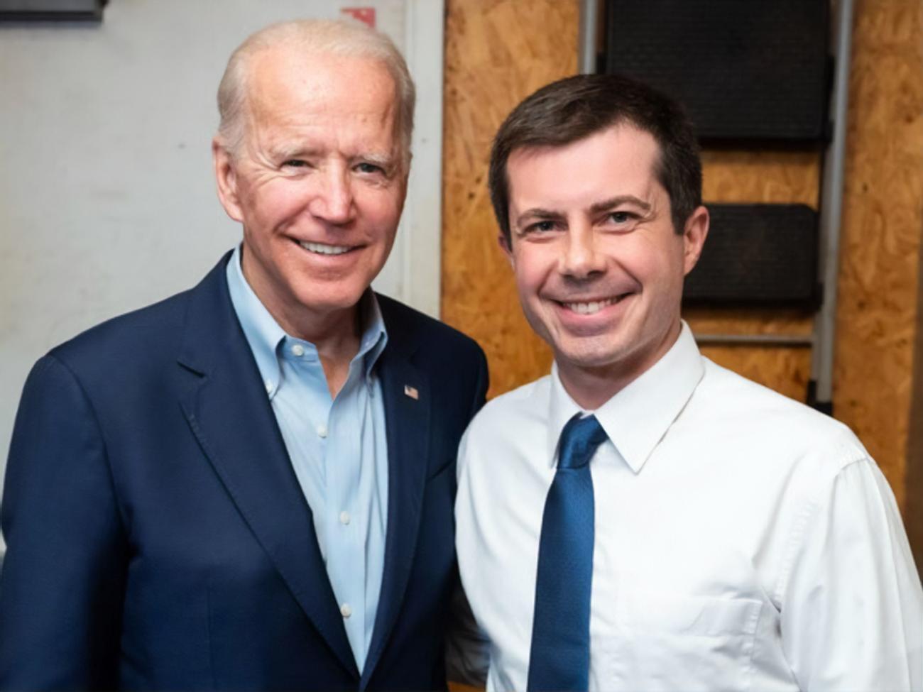 Буттиджич (справа) сообщил, что Байден (слева) предложил ему место министра