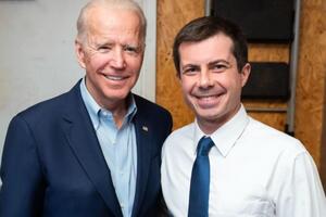 Буттиджич (справа) сообщил, что Байден (слева) предложил ему место министра