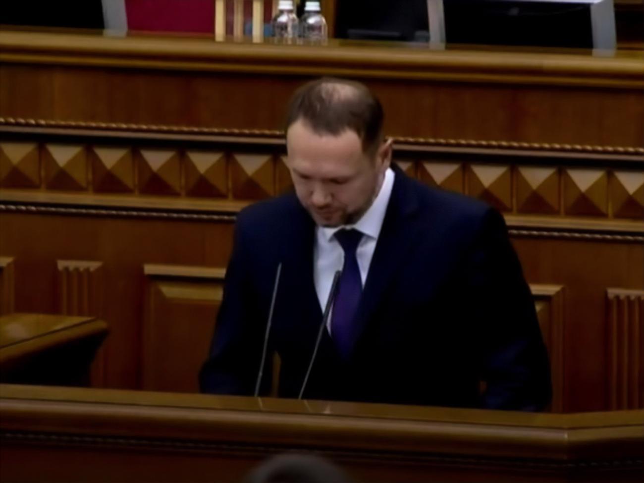 Шкарлет складав присягу під крики "Ганьба" й оплески
