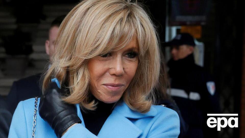 Макрон продовжить працювати дистанційно