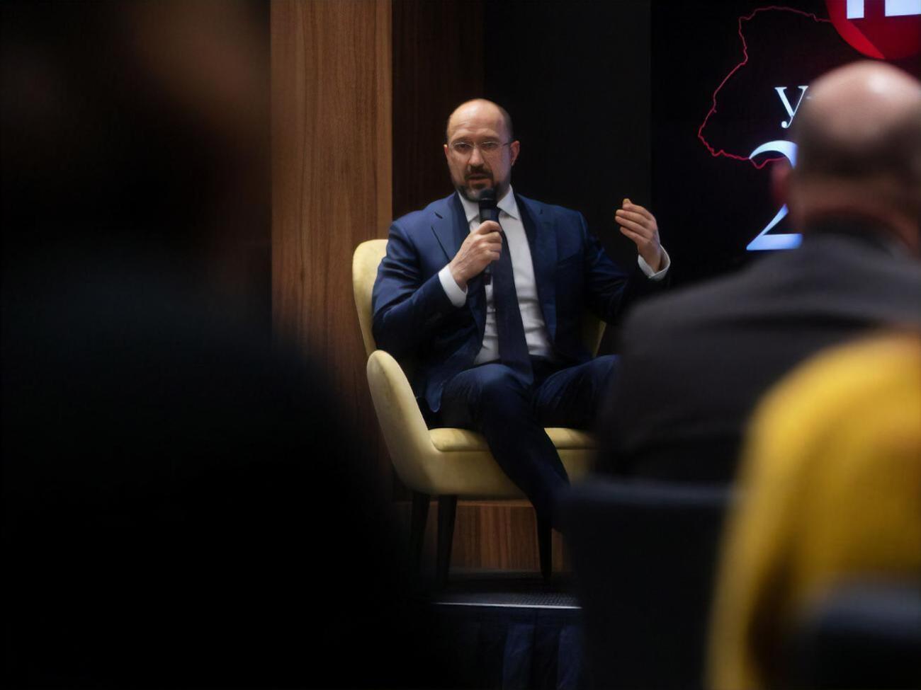 Шмыгаль рассказал, что первыми прививки от COVID-19 в Украине получат медики