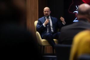 Шмыгаль рассказал, что первыми прививки от COVID-19 в Украине получат медики