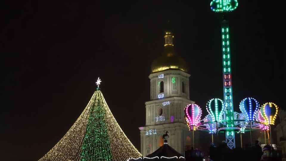 В Киеве зажгли главную елку Украины. Фоторепортаж
