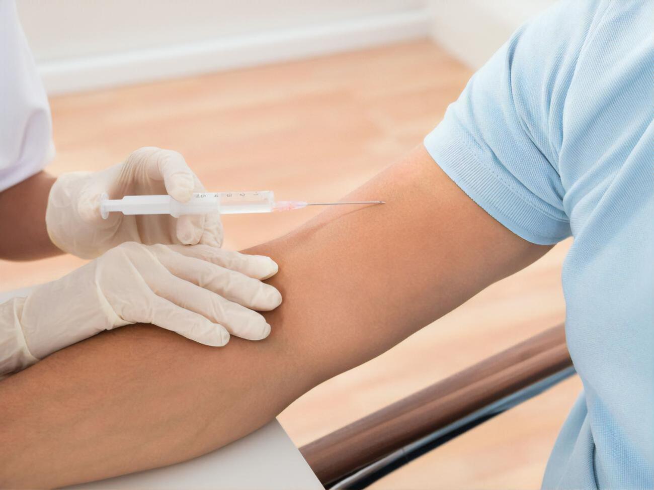 Американські медики вважають, що вакцинуватися має і персонал, який обслуговує будинки для літніх та лікарні