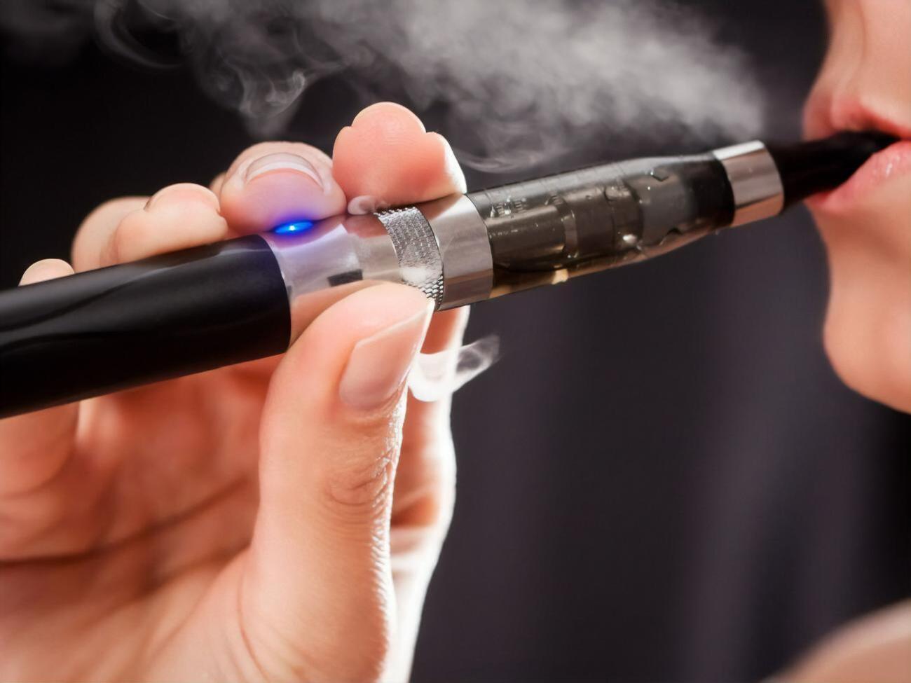 Запрет продажи электронных сигарет детям поддержали 309 нардепов