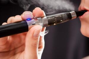 Запрет продажи электронных сигарет детям поддержали 309 нардепов