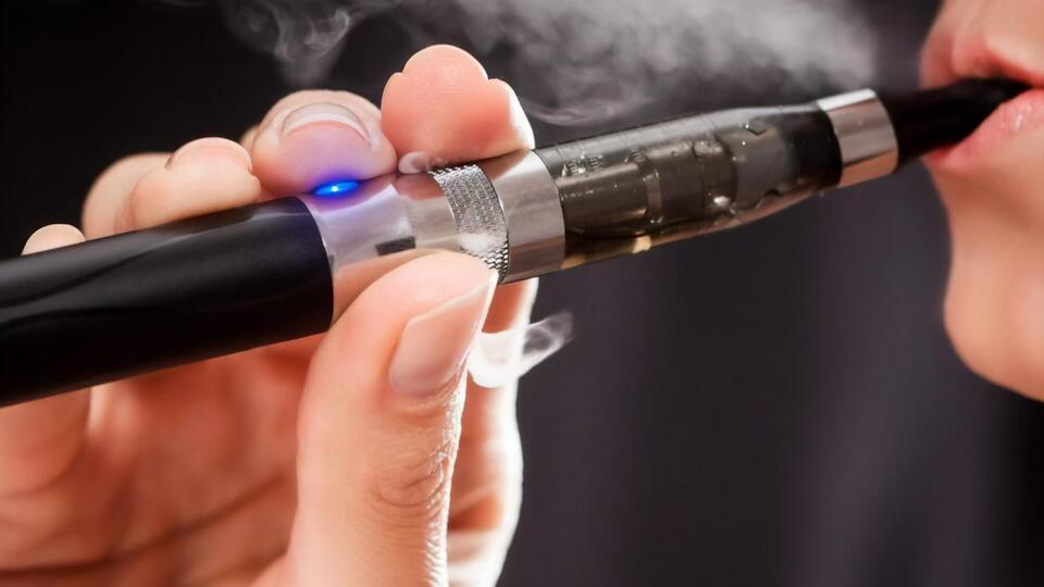 Запрет продажи электронных сигарет детям поддержали 309 нардепов