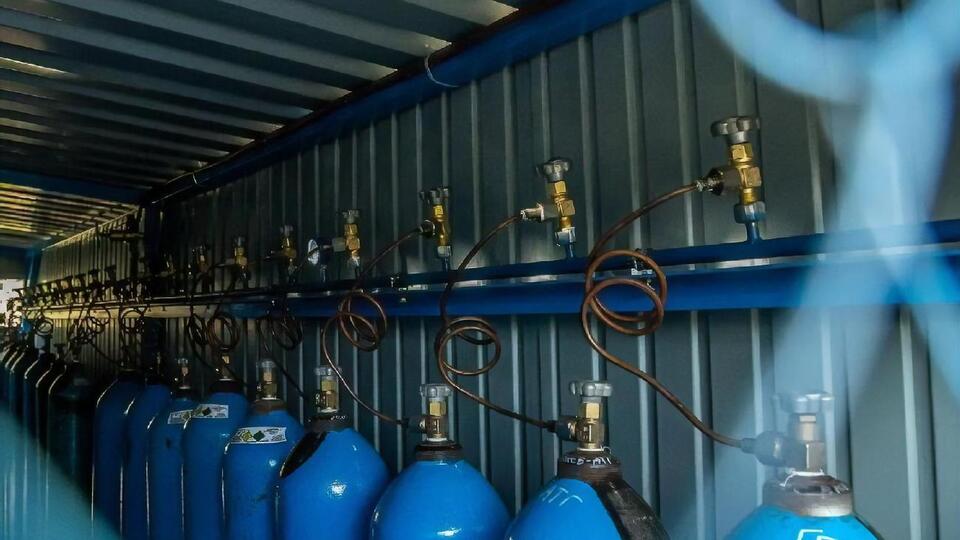 Кисневі балони спеціальна машина заправляє на місці