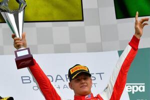 Шумахер лидирует в гонках "Формулы-2"