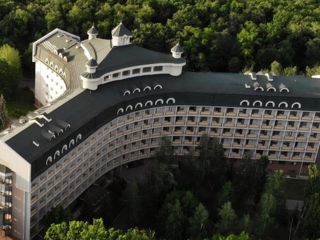 У "Феофанії" від COVID-19 лікували Зеленського і Єрмака
