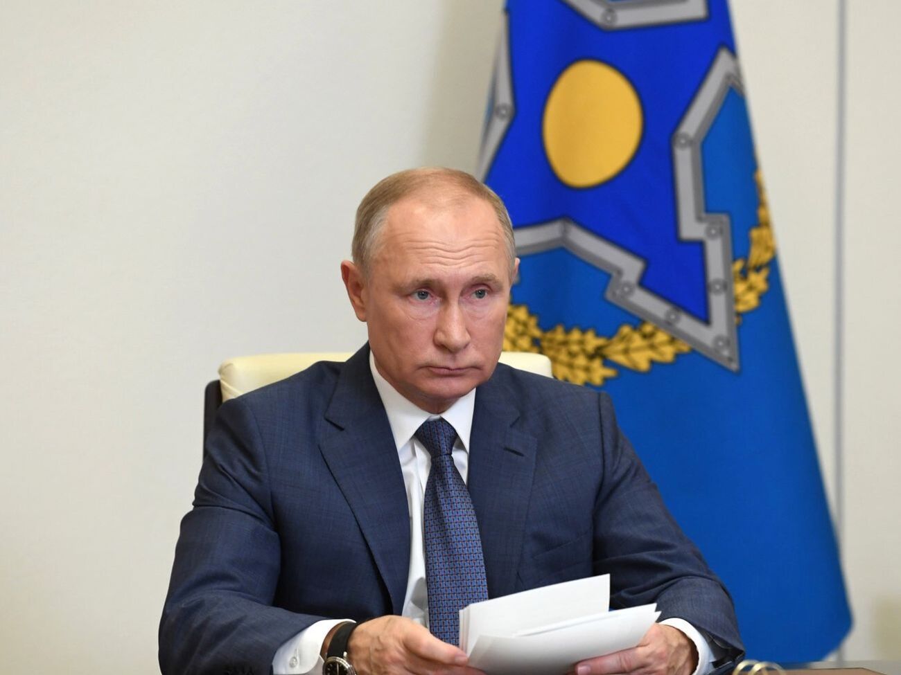Путин поручил первыми вакцинировать медиков и учителей