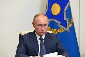 Путин поручил первыми вакцинировать медиков и учителей