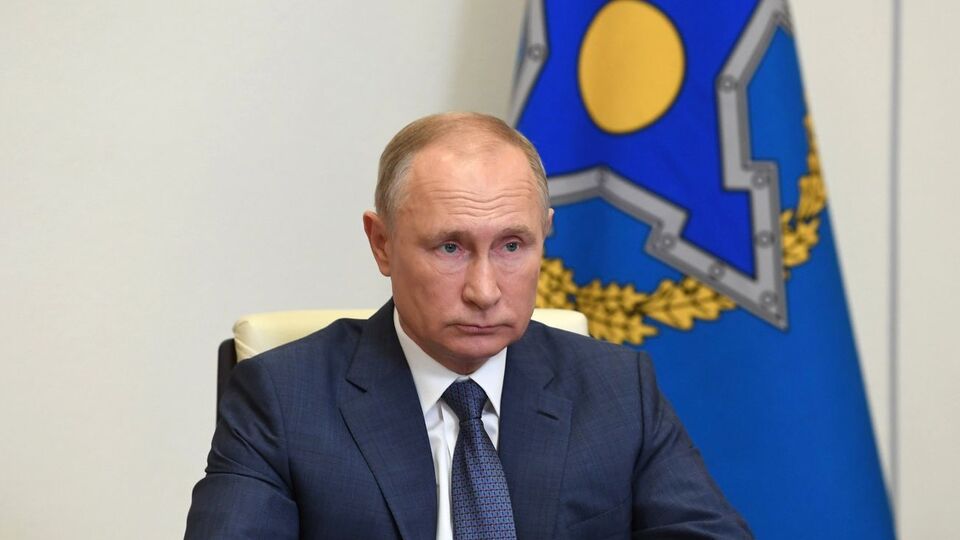 Путін доручив першими вакцинувати медиків та вчителів