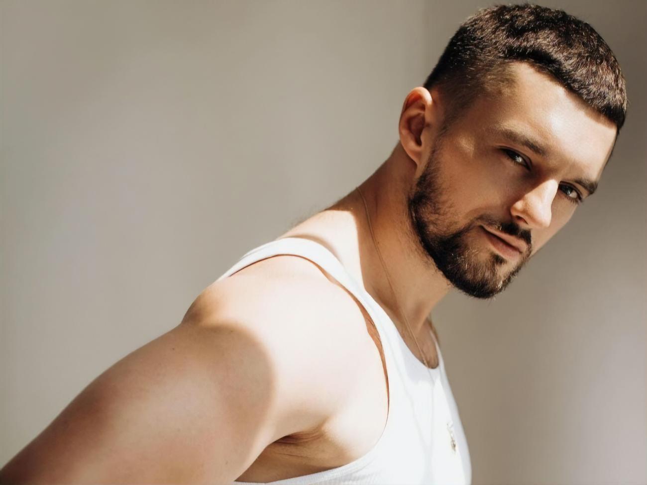 Леонов народився в Запоріжжі