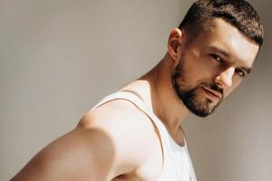 Леонов народився в Запоріжжі