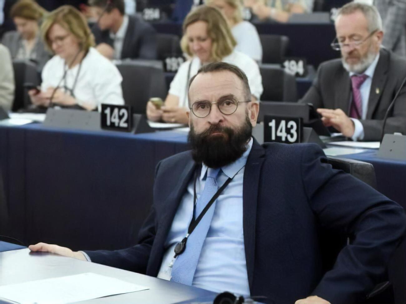 У Саєра знайшли екстазі, він говорить, що не знає, чиї наркотики були в його рюкзаку