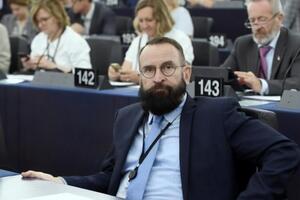 У Саєра знайшли екстазі, він говорить, що не знає, чиї наркотики були в його рюкзаку