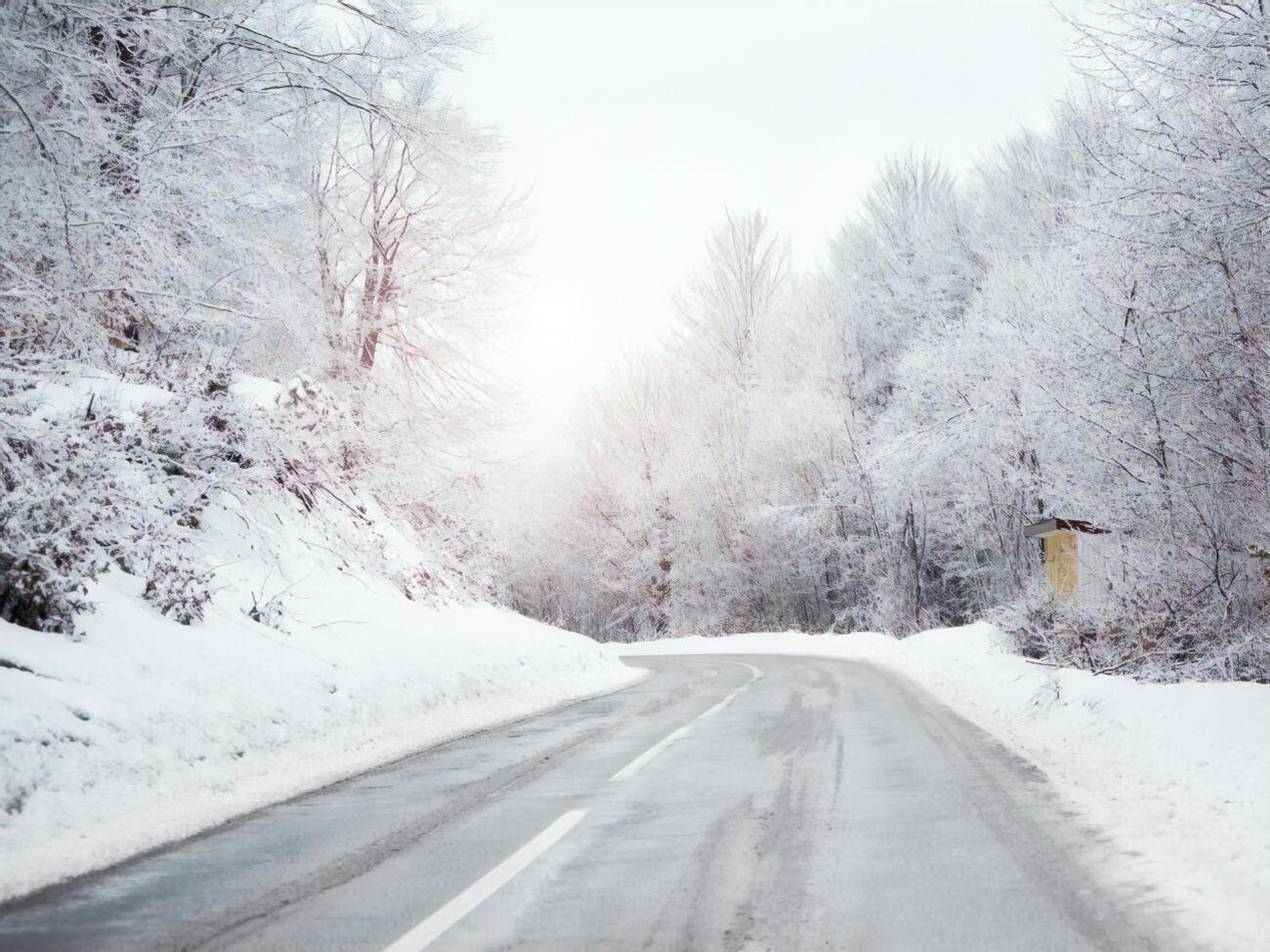Синоптики просять водіїв та пішоходів бути обережними