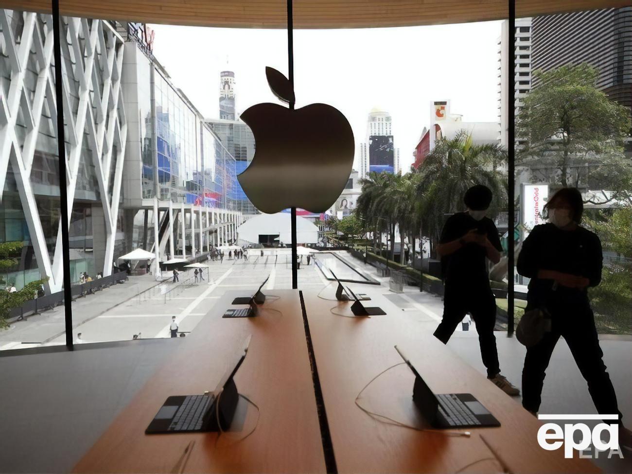 У середині березня Apple закрила мережу своїх магазинів у всьому світі, наприкінці весни вони відновили роботу