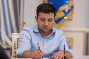 Закон, который подписал Зеленский, также понижает налоги для услуг по временному размещению