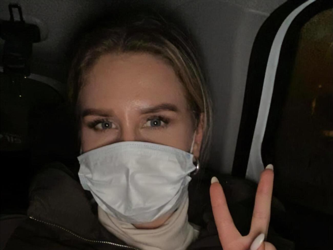 Соболь привезли в отделение полиции