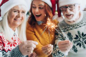 Родителям можно подарить как декоративные, так и практичные вещи