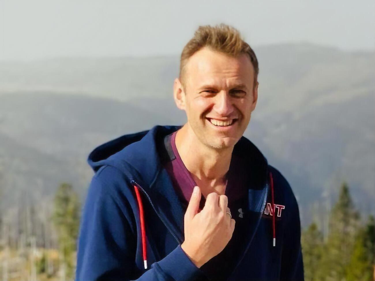 Яд на нижнее белье Навального нанесли в тот момент, когда он покинул номер в отеле Xander, считает Грозев