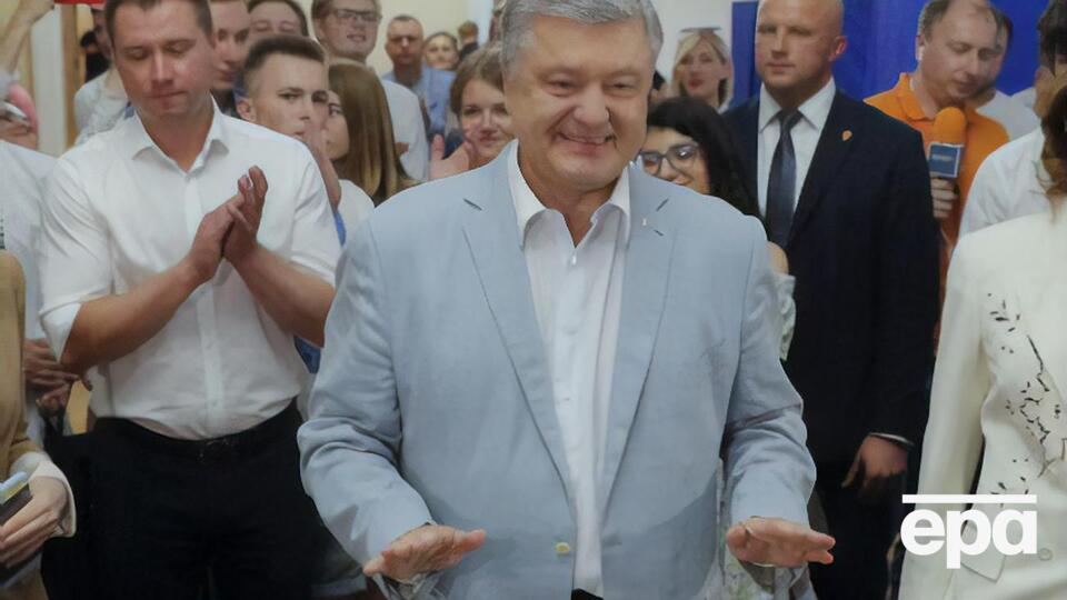 Подоляк: Порошенко (на фото) витрачає величезні гроші на створення компроматної нервозності