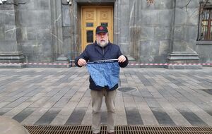 Манський: Я потрапив у величезний світ абсурду: 20 дорослих мужиків займаються тим, що заарештовують людину, яка робить фотографію