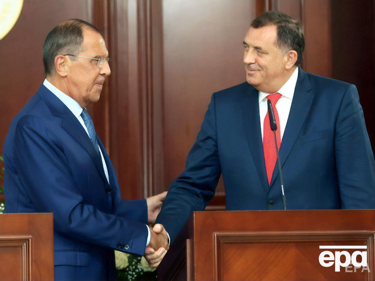 Додик (справа) не комментировал скандал, разразившийся из-за подарка Лаврову